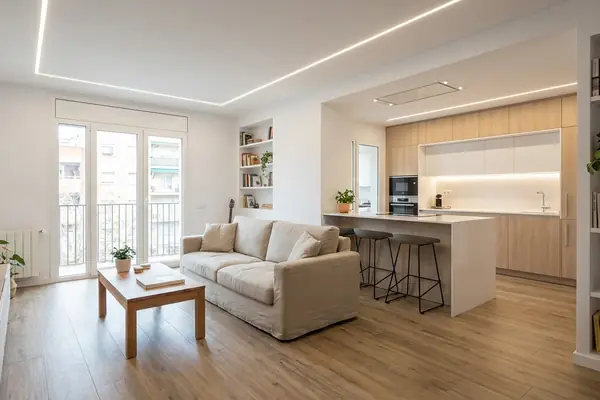 Salón reformado con diseño moderno en Manresa